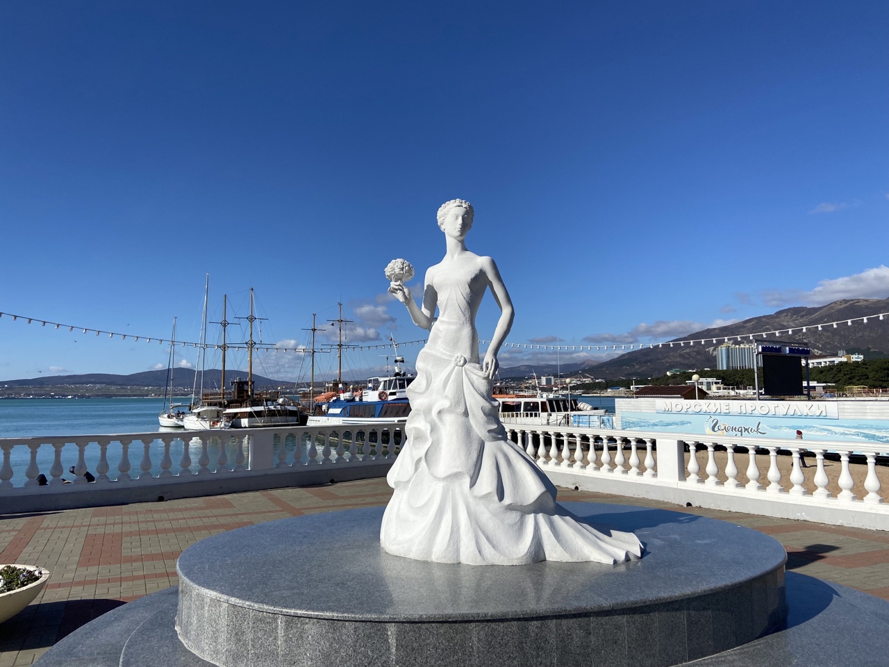 Памятник "Белая невеста" в Геленджике